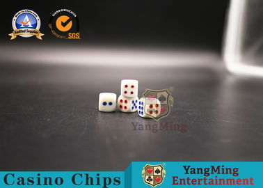 comprar Jogos de pôquer plásticos da amina secreta do anel do hotel dos acessórios KTV do jogo do casino do entretenimento vermelhos e dados azuis da agitação da cor Fabricação em linha