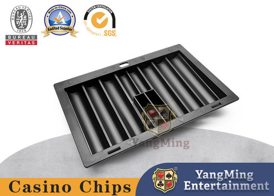 Uma nova caixa de fichas de plástico preta. Mesa de poker Texas Hold'em. Mesa de jogos.